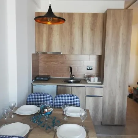 Adelfes P16, Milmari *