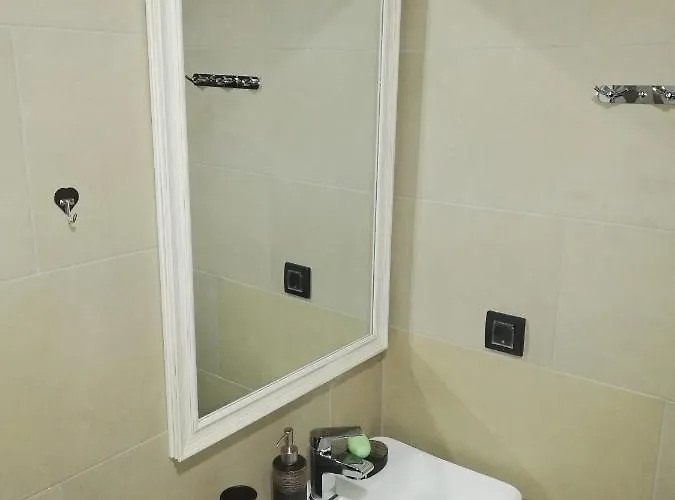 Adelfes P16, Milmari